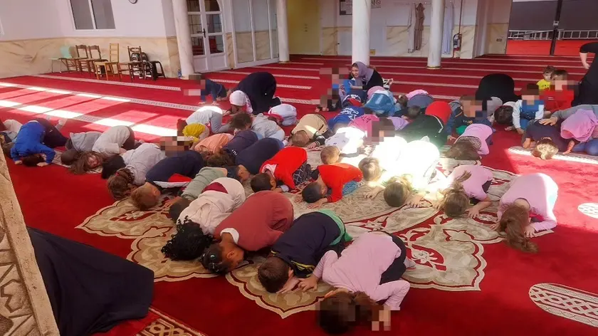 Un momento della preghiera dei bambini all’interno della moschea gestita da Emanet a Susegana