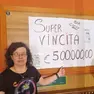 La titolare della tabaccheria, Paola Davanzo, indica i 500 mila euro vinci nel suo bar tabacchi