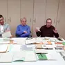 Irene De Bernardin e Giovanni Grazioli con alcuni volumi donati