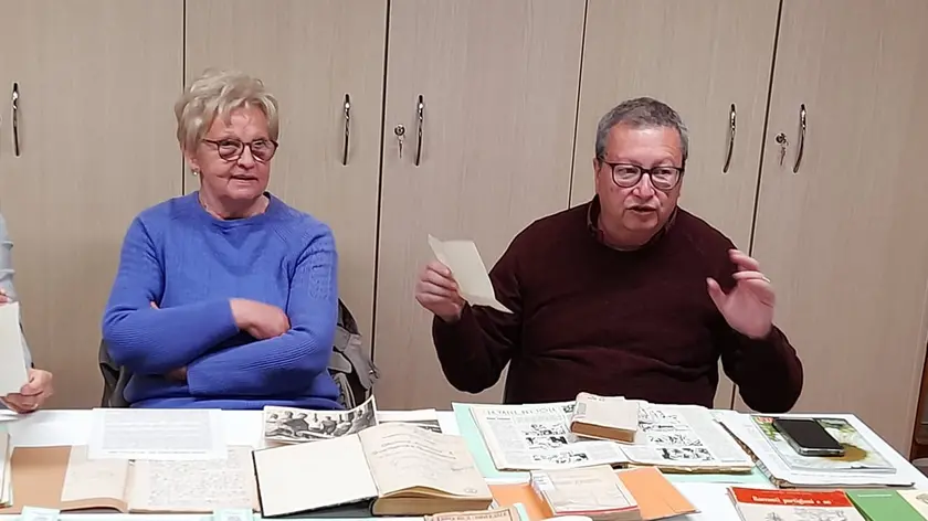 Irene De Bernardin e Giovanni Grazioli con alcuni volumi donati