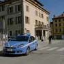 Una pattuglia della polizia davanti alla Questura di Belluno