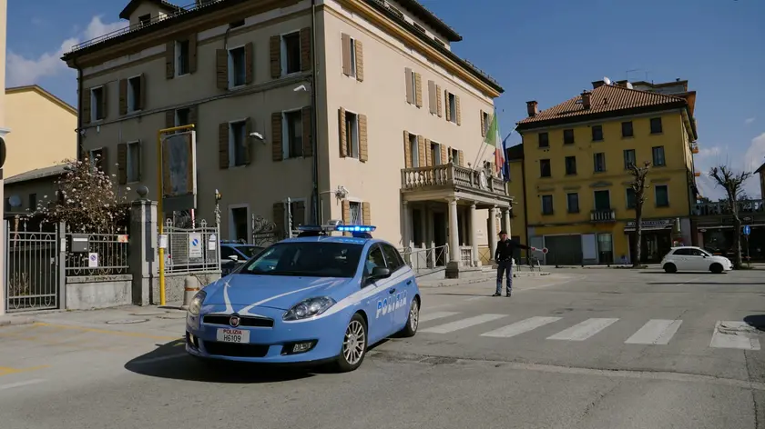 Una pattuglia della polizia davanti alla Questura di Belluno