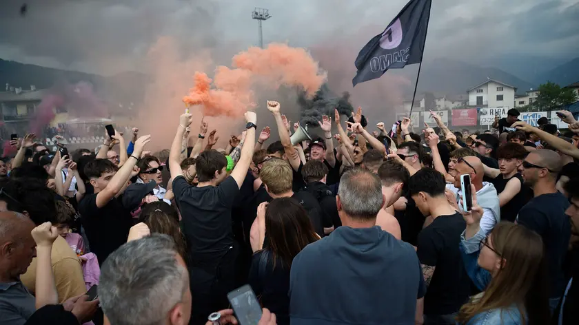 La festa in campo dei tifosi dopo il trionfo della Dolomiti Bellunesi