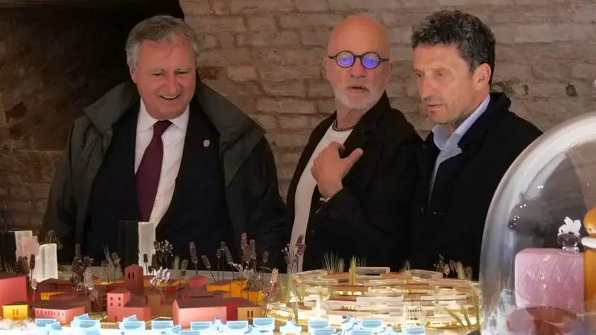 Il sindaco Luigi Brugnaro, l'architetto Nigel Coates e il presidente della Biennale Pietrangelo Buttafuoco