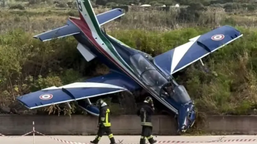 Una delle Frecce Tricolori è finita fuori pista, sul posto i vigili del fuoco (foto freefly25)