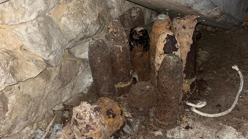 Le 11 bombe rinvenute nel bivacco