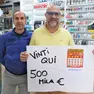 I dipendenti della tabaccheria del centro Alì-Aliper con il biglietto vincente (foto Piran)