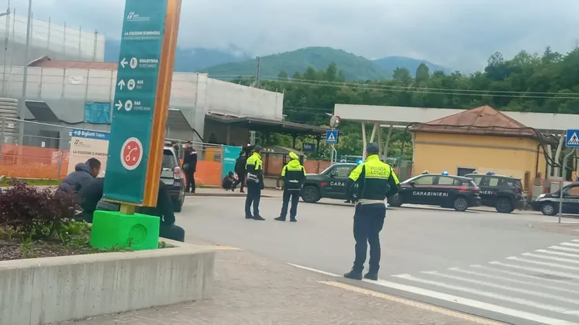 Rissa tra giovani alla stazione di Feltre