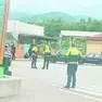 Carabinieri e agenti della polizia locale intervenuti nel piazzale dei bus a Feltre