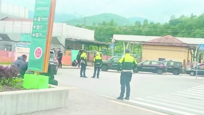 Carabinieri e agenti della polizia locale intervenuti nel piazzale dei bus a Feltre