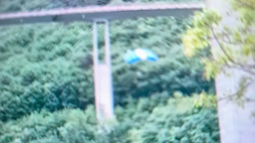 Uno dei lanci dal viadotto dell'autostrada A27