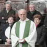 Don Rinaldo Sommacal durante una funzione religiosa