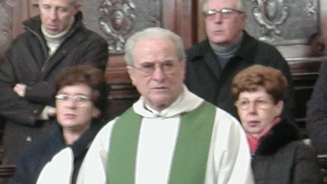 Don Rinaldo Sommacal durante una funzione religiosa