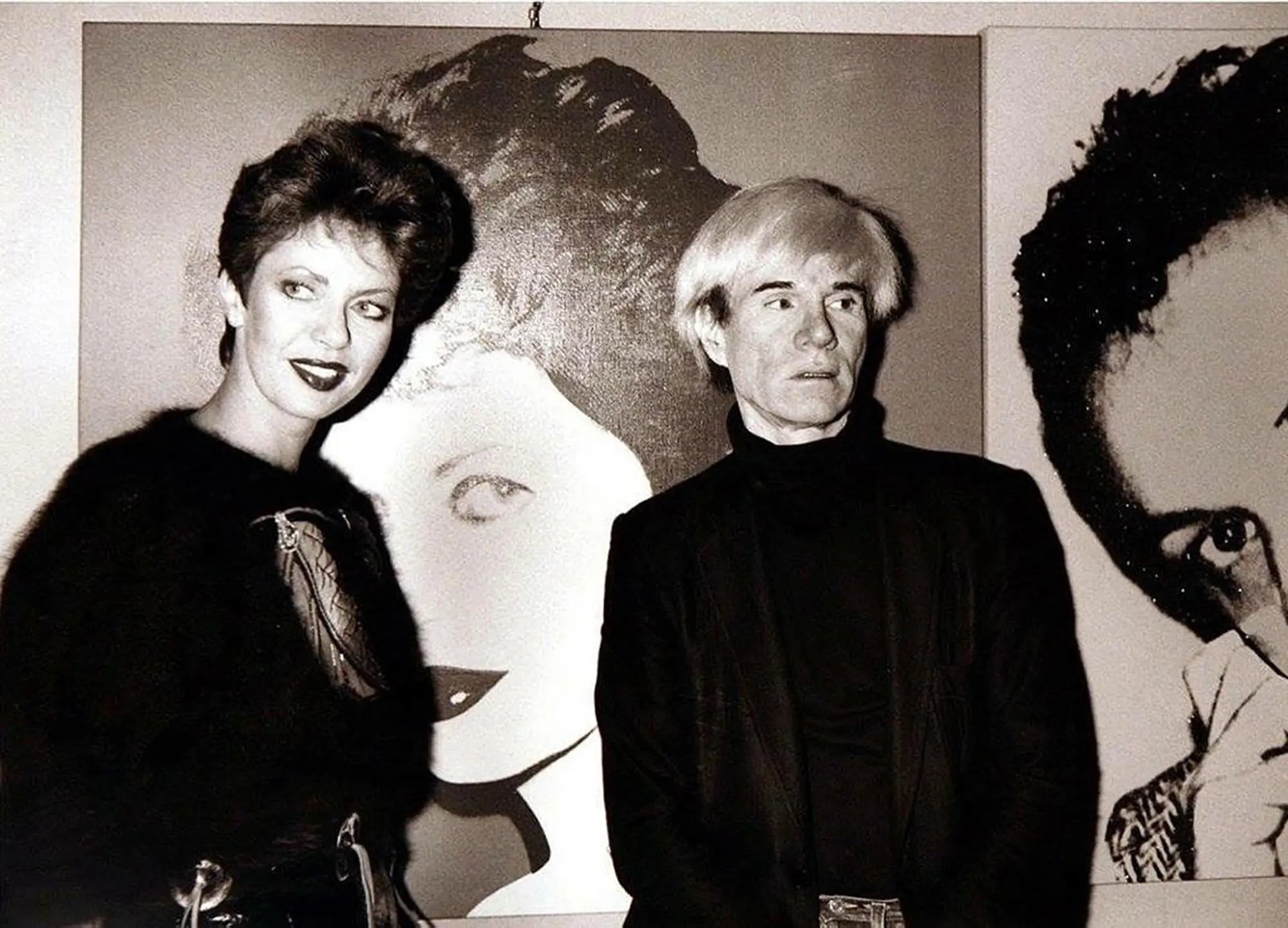 Regina Schrecker con Andy Warhol davanti al suo ritratto