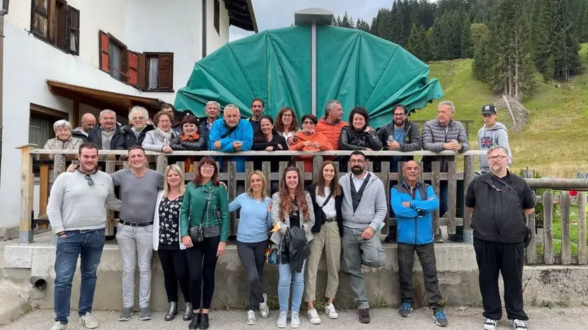 Foto di gruppo di soci e volontari