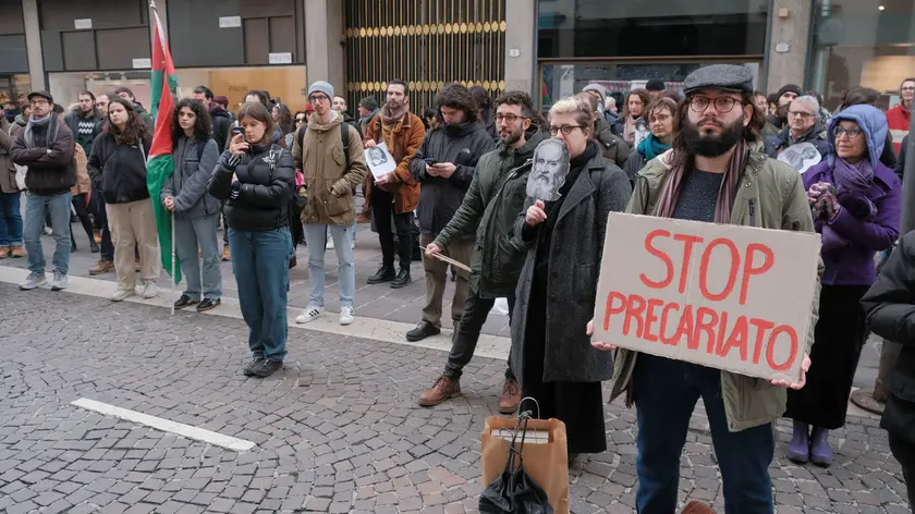 Una manifestazione contro il precariato davanti all'Università di Padova (foto Bianchi)