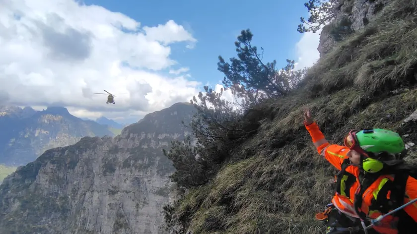 L'intervento dell'elicottero del Suem e del Soccorso alpino a Sospirolo