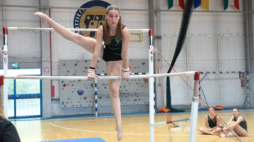 Una giovane atleta impegnata alle parallele