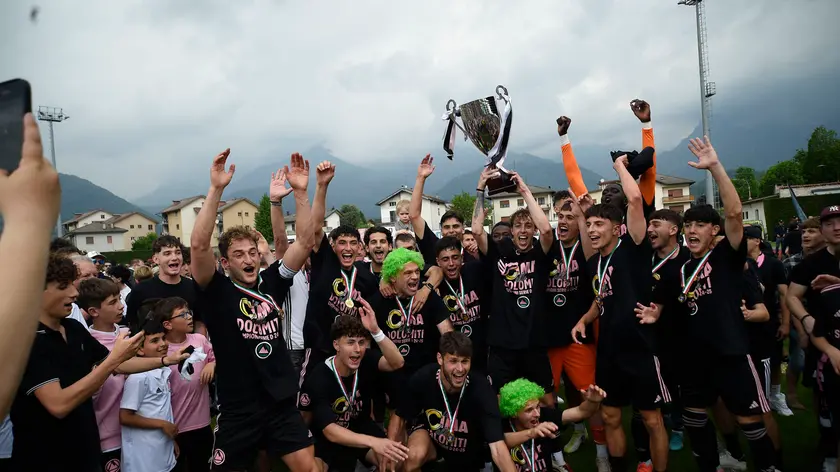 I giocatori della Dolomiti Bellunesi con la Coppa