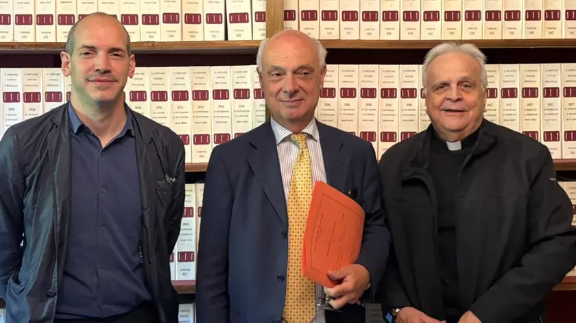 A sinistra Niccolò Fochesato, presidente della Fondazione San Giovanni Paolo II; al centro il notaio; a destra, monsignor Giorgio Lise