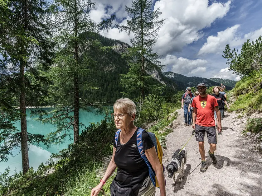 Turisti al Lago di Braies