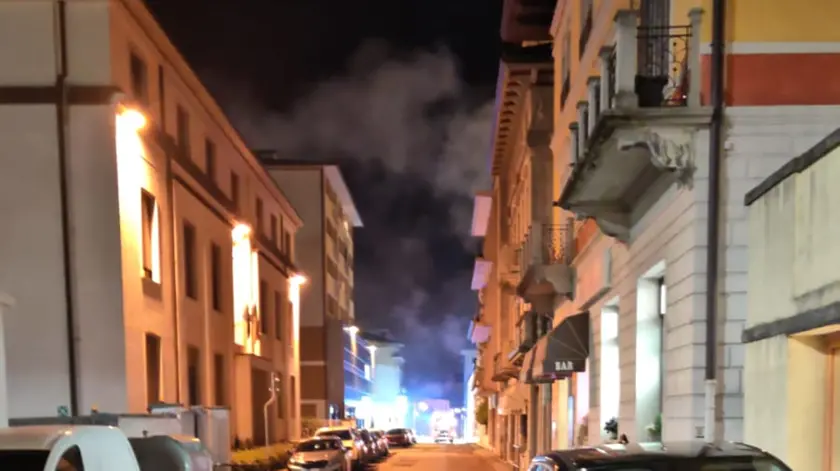 Il fumo che esce da un appartamento in via Caffi