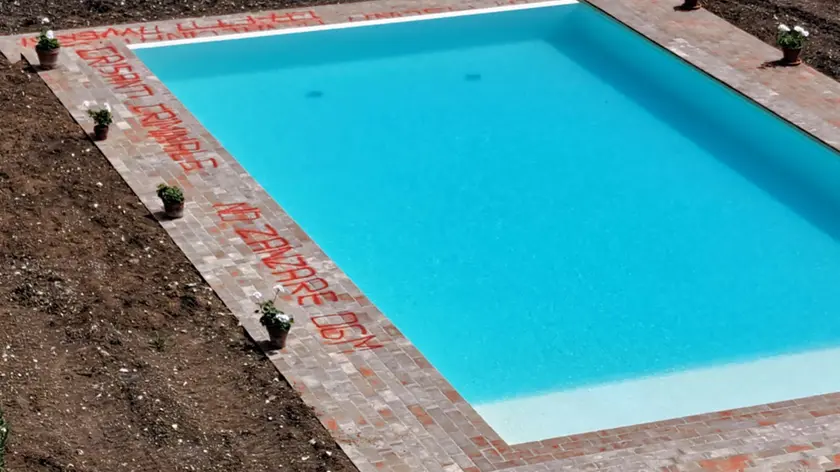 Il bordo della piscina di Crisanti imbrattato dai No vax