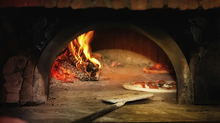Il forno di una pizzeria