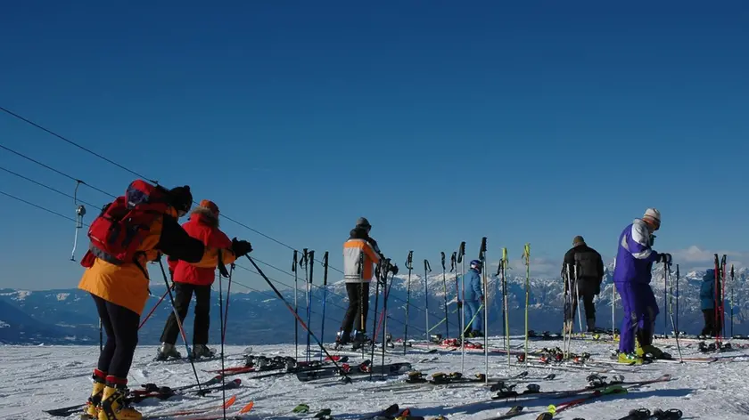 Sciatori sulle piste del Nevegal