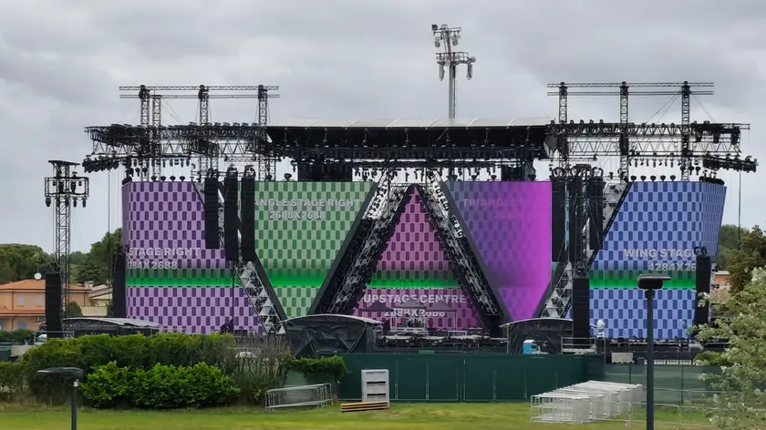 Il palco allestito a Bibione per il concerto di Vasco