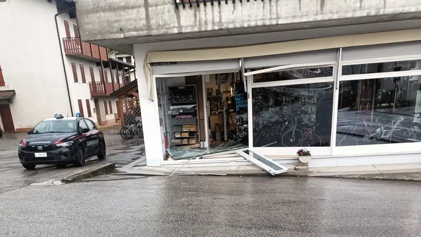I carabinieri durante il sopralluogo eseguito al negozio Nuova Cicli Sanvido