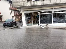 I carabinieri durante il sopralluogo eseguito al negozio Nuova Cicli Sanvido