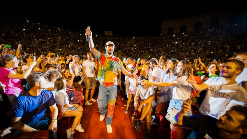 Il front man dei Pinguini Tattici Nucleari Riccardo Zanotti