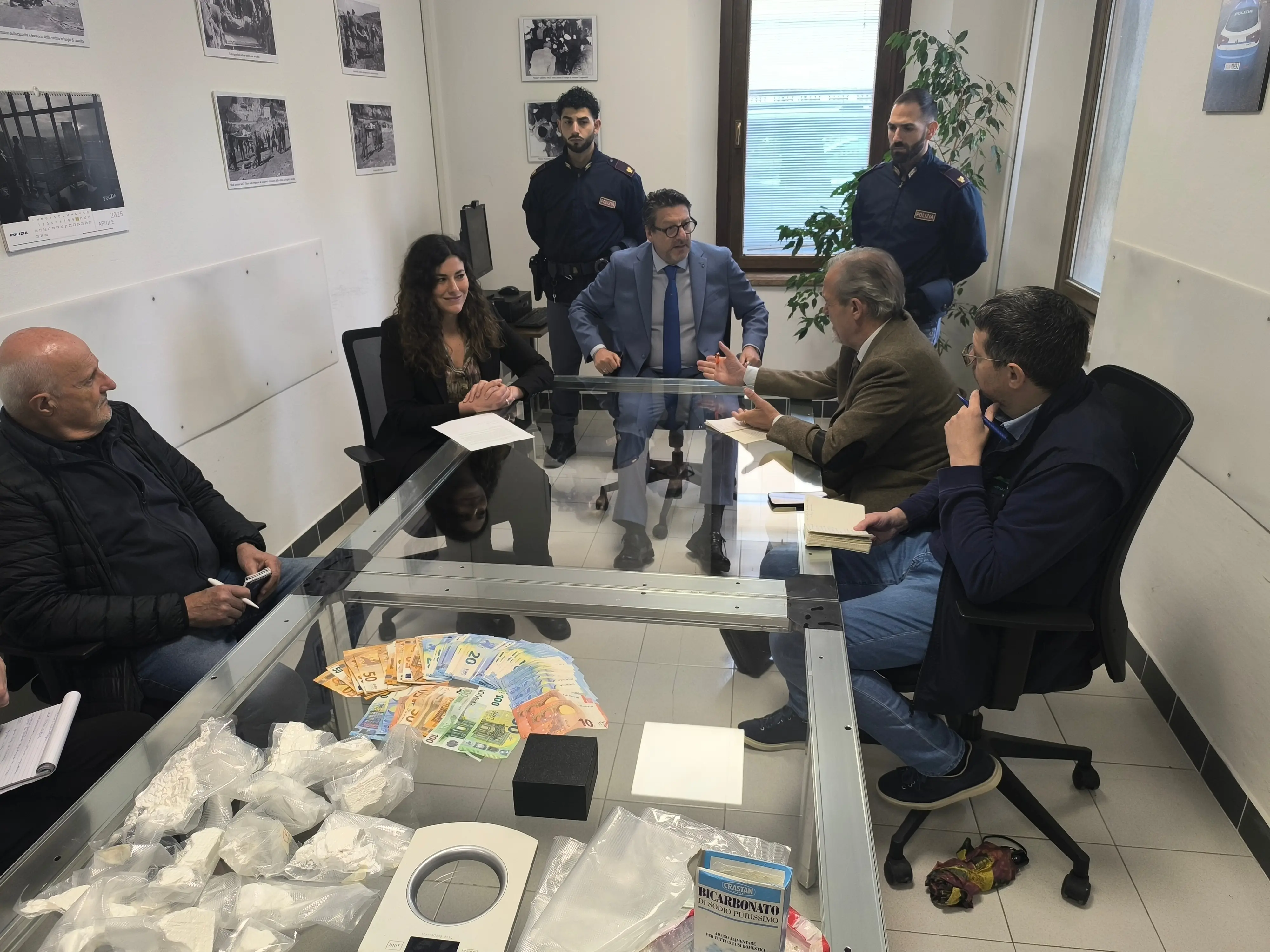 La dirigente Rizzo, il questore Della Rocca con il materiale sequestrato