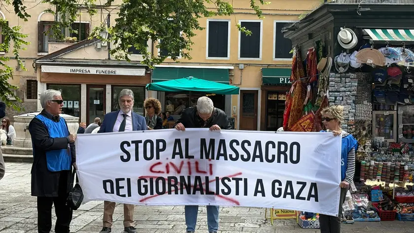 Uno striscione della manifestazione dei giornalisti a Venezia per Gaza