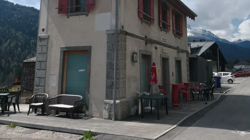 L'ex stazione del trenino a Vodo oggi adibita a bar