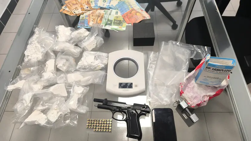 Soldi e sostanze stupefacenti sequestrati dalla Polizia nell'operazione antidroga