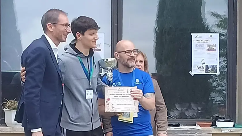 Cristiano Mezzono premiato per il primo posto ai Giochi della chimica
