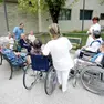 Anziani di una casa di riposo con gli operatori sociosanitari