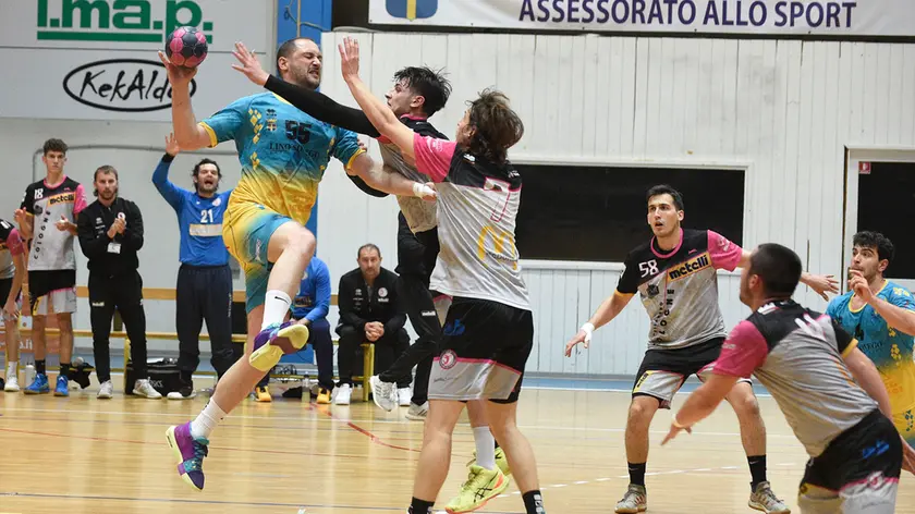 Andrea Argentin in azione nella partita di andata