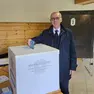Il candidato sindaco a San Nicolò Comelico, Davide De Rigo Cromaro mentre vota