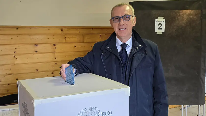 Il candidato sindaco a San Nicolò Comelico, Davide De Rigo Cromaro mentre vota