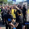 Bibione, l'attesa davanti ai cancelli in una foto postata dai fan