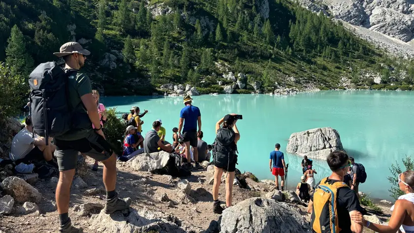 Escursionisti al lago di Sorapiss