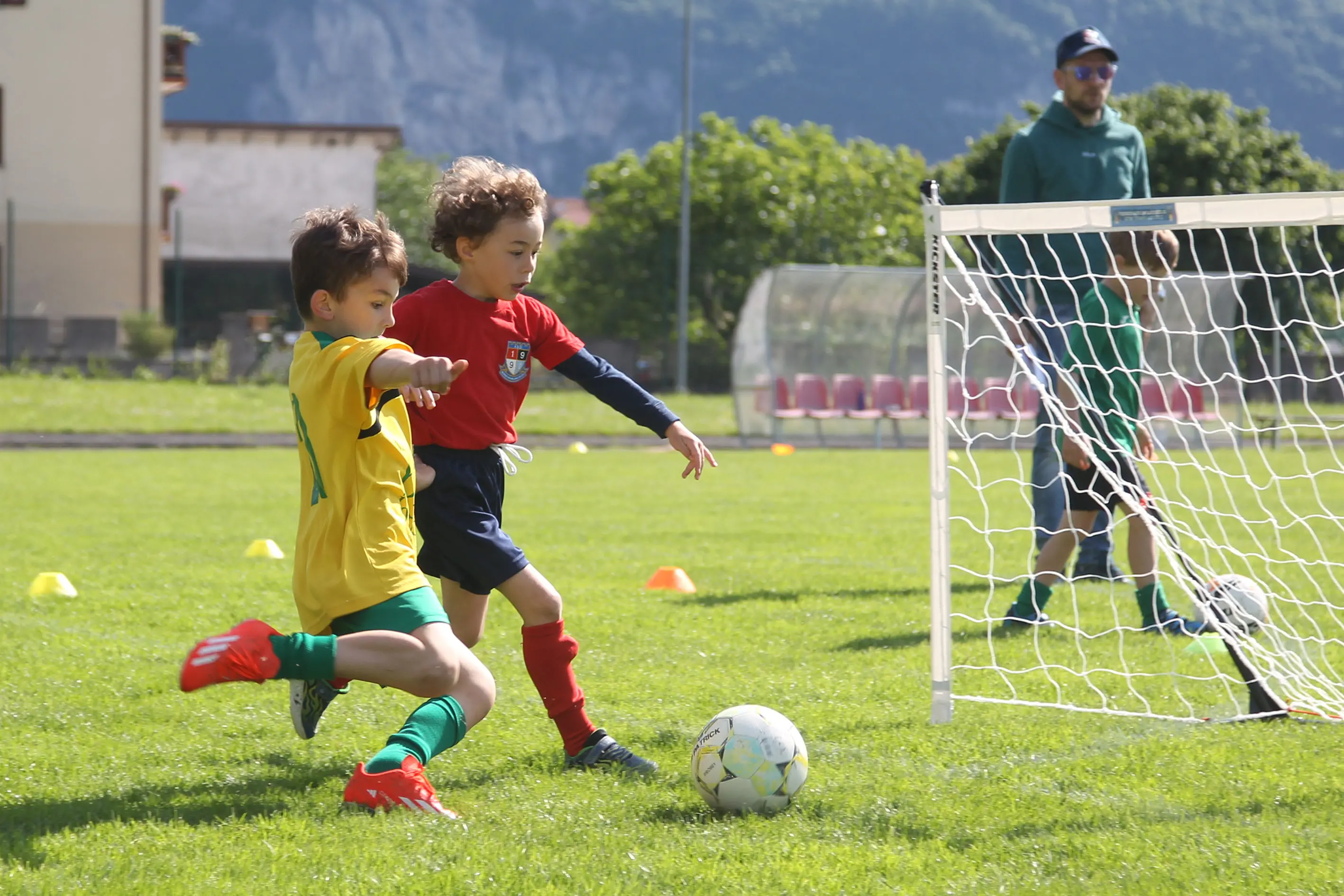Oltre 400 bambini in campo ieri a Ponte nelle Alpi, in occasione del doppio raduno di fine stagione organizzato dalla Delegazione di Belluno della Figc in collaborazione con il Ponte Alpi allo stadio “Umberto Orzes”. Al mattino spazio ai Piccoli Amici, per il quale erano presenti 26 squadre in rappresentanza di 16 società. Nel dettaglio, schieravano tre formazioni Dolomiti Bellunesi e Comelico, mentre due formazioni a testa erano proposte da Alpago, Borgo Valbelluna, Cavarzano, LG Valbelluna, Pedavena e Plavis. Una compagine ciascuna invece per Cadore, Castion, Fiori Barp, Juventina Mugnai, Limana, Longarone Alpina, Ponte Alpi e Sois. Nel pomeriggio ecco protagonisti i Primi Calci, con un totale di 40 squadre in rappresentanza di 21 società. In particolare, tre le formazioni mandate in campo da Dolomiti Bellunesi, LG Valbelluna e Plavis, due ciascuno da Agordina, Alpago, Borgo Valbelluna, Cadore, Castion, Cavarzano, Comelico, Fiori Barp, Juventina Mugnai, Limana, Longarone Alpina, Pedavena e Ponte Alpi, una a testa per Arsiè, Cortina, Domegge, Sois e Valboite.
