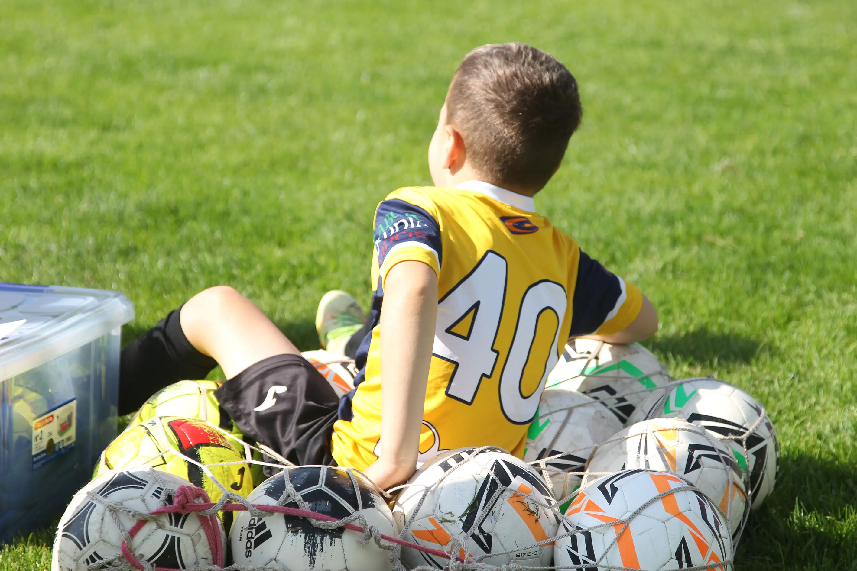 Oltre 400 bambini in campo ieri a Ponte nelle Alpi, in occasione del doppio raduno di fine stagione organizzato dalla Delegazione di Belluno della Figc in collaborazione con il Ponte Alpi allo stadio “Umberto Orzes”. Al mattino spazio ai Piccoli Amici, per il quale erano presenti 26 squadre in rappresentanza di 16 società. Nel dettaglio, schieravano tre formazioni Dolomiti Bellunesi e Comelico, mentre due formazioni a testa erano proposte da Alpago, Borgo Valbelluna, Cavarzano, LG Valbelluna, Pedavena e Plavis. Una compagine ciascuna invece per Cadore, Castion, Fiori Barp, Juventina Mugnai, Limana, Longarone Alpina, Ponte Alpi e Sois. Nel pomeriggio ecco protagonisti i Primi Calci, con un totale di 40 squadre in rappresentanza di 21 società. In particolare, tre le formazioni mandate in campo da Dolomiti Bellunesi, LG Valbelluna e Plavis, due ciascuno da Agordina, Alpago, Borgo Valbelluna, Cadore, Castion, Cavarzano, Comelico, Fiori Barp, Juventina Mugnai, Limana, Longarone Alpina, Pedavena e Ponte Alpi, una a testa per Arsiè, Cortina, Domegge, Sois e Valboite.