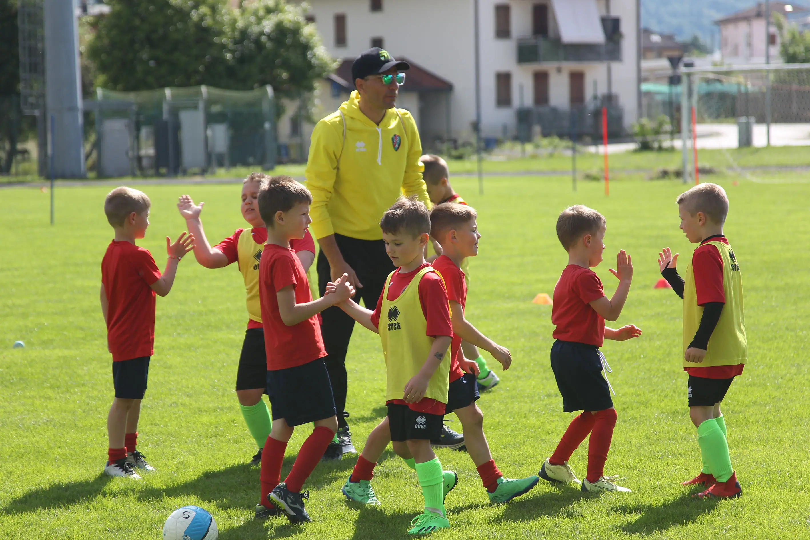 Oltre 400 bambini in campo ieri a Ponte nelle Alpi, in occasione del doppio raduno di fine stagione organizzato dalla Delegazione di Belluno della Figc in collaborazione con il Ponte Alpi allo stadio “Umberto Orzes”. Al mattino spazio ai Piccoli Amici, per il quale erano presenti 26 squadre in rappresentanza di 16 società. Nel dettaglio, schieravano tre formazioni Dolomiti Bellunesi e Comelico, mentre due formazioni a testa erano proposte da Alpago, Borgo Valbelluna, Cavarzano, LG Valbelluna, Pedavena e Plavis. Una compagine ciascuna invece per Cadore, Castion, Fiori Barp, Juventina Mugnai, Limana, Longarone Alpina, Ponte Alpi e Sois. Nel pomeriggio ecco protagonisti i Primi Calci, con un totale di 40 squadre in rappresentanza di 21 società. In particolare, tre le formazioni mandate in campo da Dolomiti Bellunesi, LG Valbelluna e Plavis, due ciascuno da Agordina, Alpago, Borgo Valbelluna, Cadore, Castion, Cavarzano, Comelico, Fiori Barp, Juventina Mugnai, Limana, Longarone Alpina, Pedavena e Ponte Alpi, una a testa per Arsiè, Cortina, Domegge, Sois e Valboite.