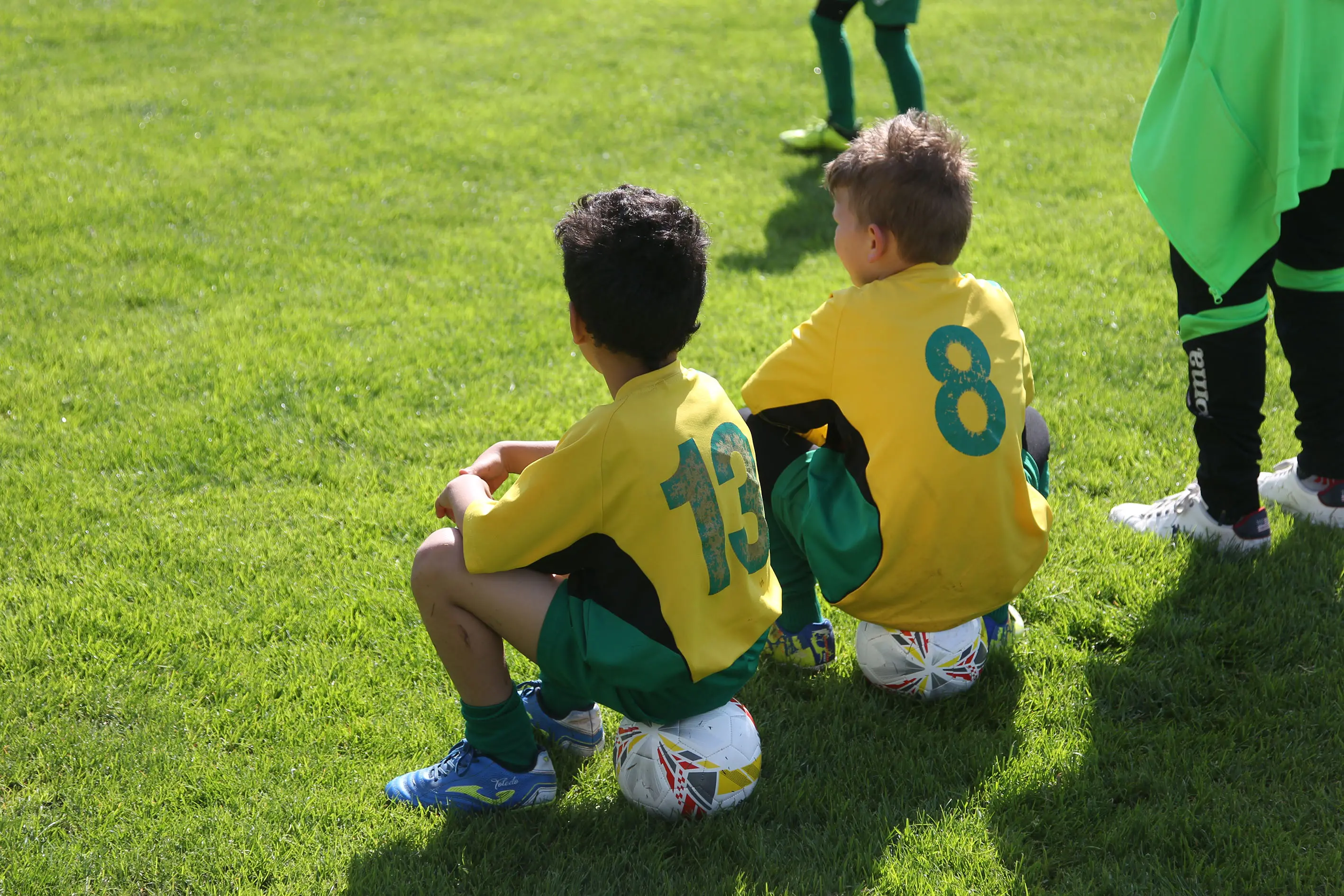 Oltre 400 bambini in campo ieri a Ponte nelle Alpi, in occasione del doppio raduno di fine stagione organizzato dalla Delegazione di Belluno della Figc in collaborazione con il Ponte Alpi allo stadio “Umberto Orzes”. Al mattino spazio ai Piccoli Amici, per il quale erano presenti 26 squadre in rappresentanza di 16 società. Nel dettaglio, schieravano tre formazioni Dolomiti Bellunesi e Comelico, mentre due formazioni a testa erano proposte da Alpago, Borgo Valbelluna, Cavarzano, LG Valbelluna, Pedavena e Plavis. Una compagine ciascuna invece per Cadore, Castion, Fiori Barp, Juventina Mugnai, Limana, Longarone Alpina, Ponte Alpi e Sois. Nel pomeriggio ecco protagonisti i Primi Calci, con un totale di 40 squadre in rappresentanza di 21 società. In particolare, tre le formazioni mandate in campo da Dolomiti Bellunesi, LG Valbelluna e Plavis, due ciascuno da Agordina, Alpago, Borgo Valbelluna, Cadore, Castion, Cavarzano, Comelico, Fiori Barp, Juventina Mugnai, Limana, Longarone Alpina, Pedavena e Ponte Alpi, una a testa per Arsiè, Cortina, Domegge, Sois e Valboite.