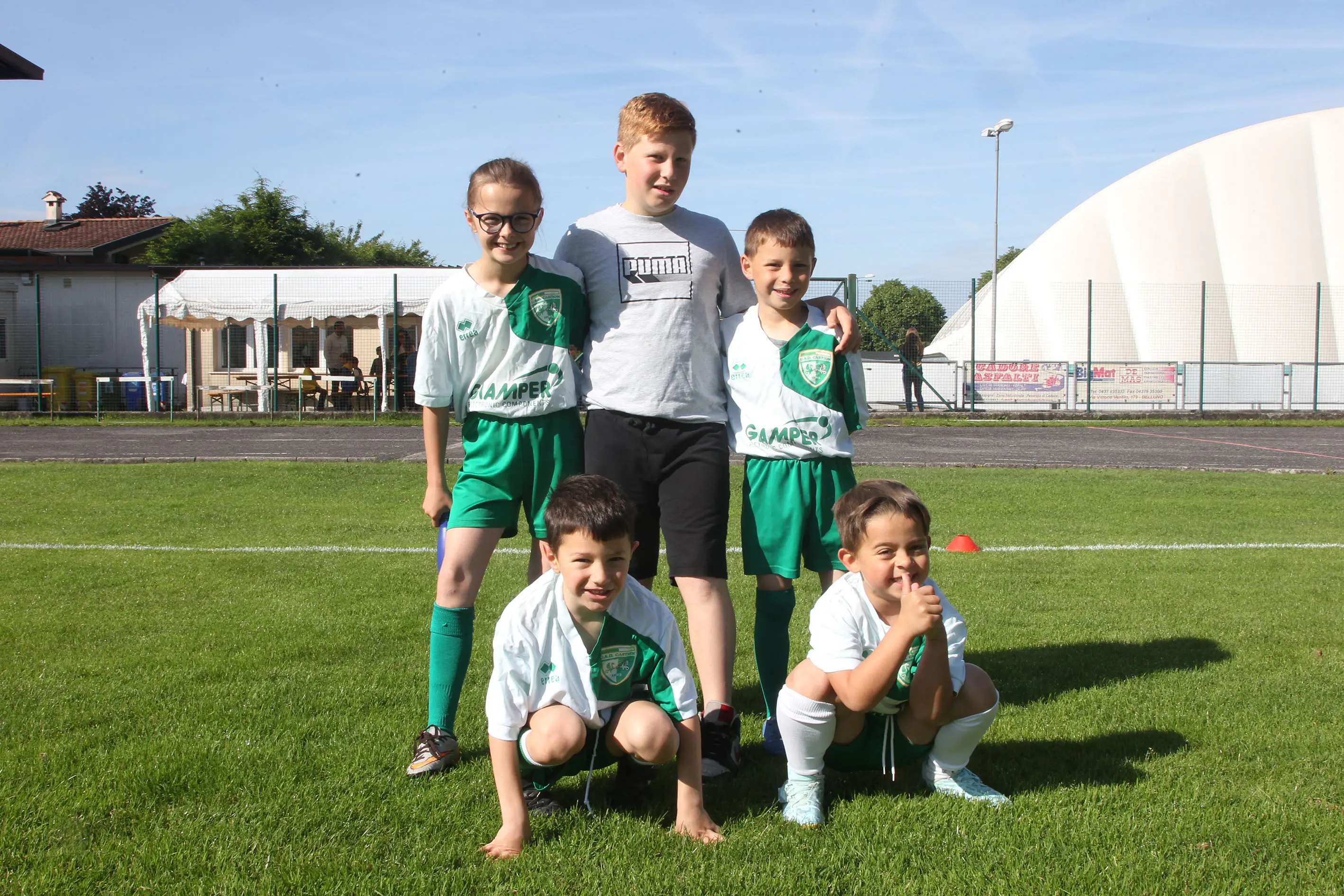 Oltre 400 bambini in campo ieri a Ponte nelle Alpi, in occasione del doppio raduno di fine stagione organizzato dalla Delegazione di Belluno della Figc in collaborazione con il Ponte Alpi allo stadio “Umberto Orzes”. Al mattino spazio ai Piccoli Amici, per il quale erano presenti 26 squadre in rappresentanza di 16 società. Nel dettaglio, schieravano tre formazioni Dolomiti Bellunesi e Comelico, mentre due formazioni a testa erano proposte da Alpago, Borgo Valbelluna, Cavarzano, LG Valbelluna, Pedavena e Plavis. Una compagine ciascuna invece per Cadore, Castion, Fiori Barp, Juventina Mugnai, Limana, Longarone Alpina, Ponte Alpi e Sois. Nel pomeriggio ecco protagonisti i Primi Calci, con un totale di 40 squadre in rappresentanza di 21 società. In particolare, tre le formazioni mandate in campo da Dolomiti Bellunesi, LG Valbelluna e Plavis, due ciascuno da Agordina, Alpago, Borgo Valbelluna, Cadore, Castion, Cavarzano, Comelico, Fiori Barp, Juventina Mugnai, Limana, Longarone Alpina, Pedavena e Ponte Alpi, una a testa per Arsiè, Cortina, Domegge, Sois e Valboite.