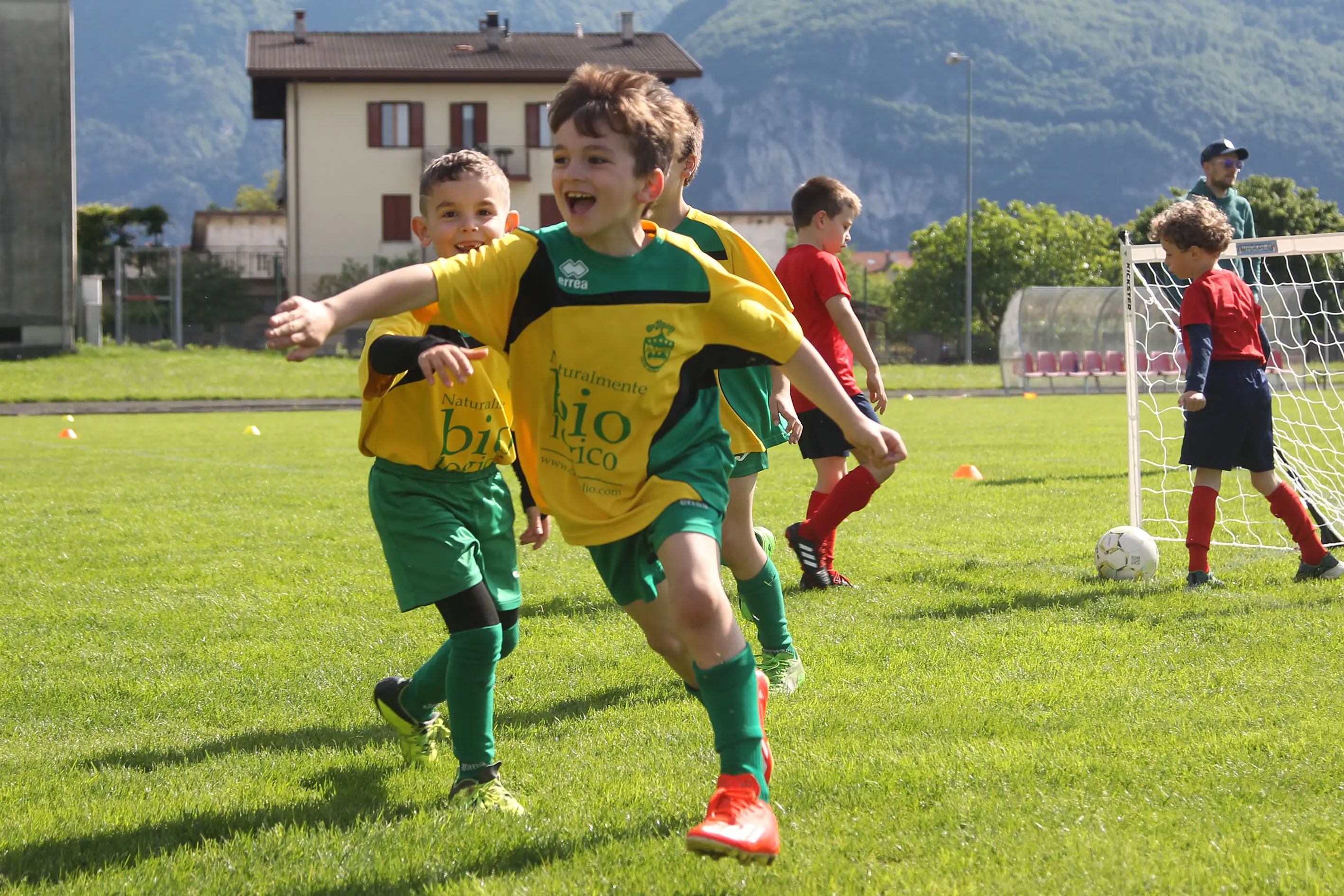 Oltre 400 bambini in campo ieri a Ponte nelle Alpi, in occasione del doppio raduno di fine stagione organizzato dalla Delegazione di Belluno della Figc in collaborazione con il Ponte Alpi allo stadio “Umberto Orzes”. Al mattino spazio ai Piccoli Amici, per il quale erano presenti 26 squadre in rappresentanza di 16 società. Nel dettaglio, schieravano tre formazioni Dolomiti Bellunesi e Comelico, mentre due formazioni a testa erano proposte da Alpago, Borgo Valbelluna, Cavarzano, LG Valbelluna, Pedavena e Plavis. Una compagine ciascuna invece per Cadore, Castion, Fiori Barp, Juventina Mugnai, Limana, Longarone Alpina, Ponte Alpi e Sois. Nel pomeriggio ecco protagonisti i Primi Calci, con un totale di 40 squadre in rappresentanza di 21 società. In particolare, tre le formazioni mandate in campo da Dolomiti Bellunesi, LG Valbelluna e Plavis, due ciascuno da Agordina, Alpago, Borgo Valbelluna, Cadore, Castion, Cavarzano, Comelico, Fiori Barp, Juventina Mugnai, Limana, Longarone Alpina, Pedavena e Ponte Alpi, una a testa per Arsiè, Cortina, Domegge, Sois e Valboite.